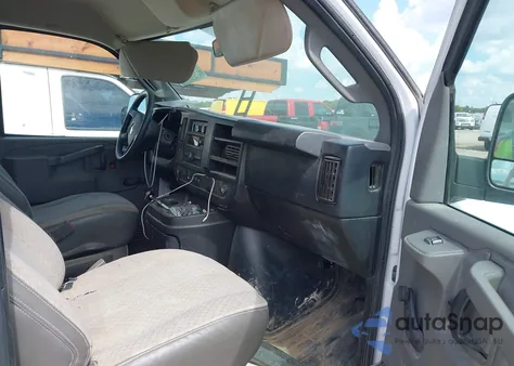 2018 Chevrolet Express 2500 Work Van z USA, uszkodzony, nr VIN 1GCWGAFPXJ1173441